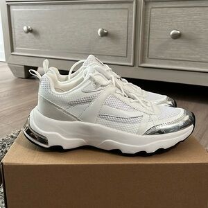 DKNY LACE UP SNEAKER - NEW